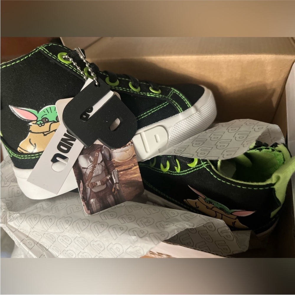 Star Wars Mandalorian NWT Kids Black and Green High-Top Sneakers - Picture 3 of 3